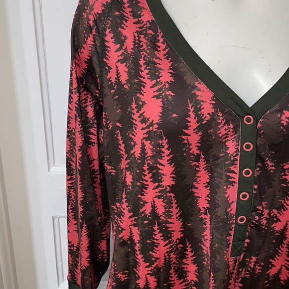Under Armour Pink & Brown Real Tree Camouflage / Camo V Neck Pull On Top / Shirt - Picture 3 of 9